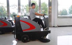 揚(yáng)子S6電動(dòng)掃地車進(jìn)駐常州寶龍廣場物業(yè)小區(qū)